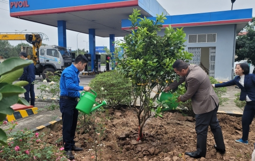 Lãnh đạo PVOIL Nam Định trồng cây và chúc Tết Cán bộ công nhân viên Công ty